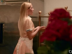 Blondin, Doggystyle, Fingering, Mat, Slick, Naturliga tuttar, Pov, Tatuering