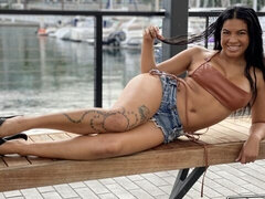 18, Velika rit, Velik kurac, Velike joške, Fafanje, Dekle drka tiča, Lizanje, Koščena