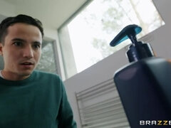 Amerikaner, Bad, Kukk suging, Brunette, Ansiktssperm, Milf, Ridning, Spansk