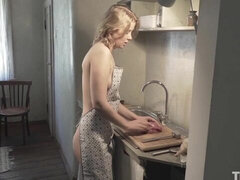 Leie, Grosser arsch, Grosse titten, Küche, Kurzes haar, Dürr, Solo, Entkleiden