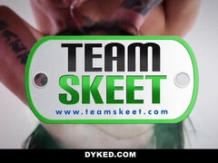 Alistaminen, Sormetus, Lesbo, Selkäsauna, Pienikokoinen, Hänen, Strap on dildo, Teini