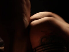 Μεγάλος κώλος, Μεγάλα βυζιά, Ξανθιά, Πίπα, Χύσιμο, Σε στάση σκύλου στα τέσσερα, Ώριμη γυναίκα, Τατουάζ