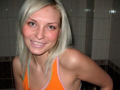 Τουαλέτα, Μεγάλα βυζιά, Ξανθιά, Μαλακία με το δάχτυλο για γυναίκες, Αυνανισμός, Φυσικά βυζιά, Ξυρισμένη, Απογύμνωση