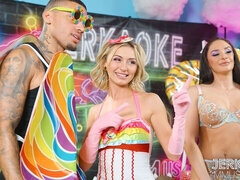 Stor rumpe, Blond, Kukk suging, Bakfra, Naturlige bryster, Kort hår, Tenåring, Pupper