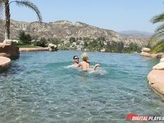 Παραλία, Ξανθιά, Γλείψιμο, Λάδι, Μικρούλης, Πισίνα, Πραγματικότητα, Υγρό