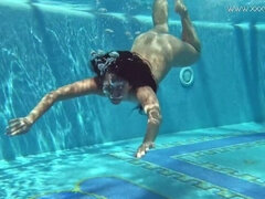 Jessica Lincoln gets horny and naked in the pool