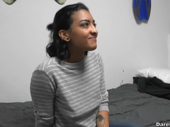 Brunette, Studentrom, Petite, Dasking, Tattovering, Tenåring, Leker, Uniform