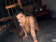 Røv, Stor røv, Sort, Pik sutte, Brunette, Imellem racer, Mor jeg gerne vil kneppe, Tatovering