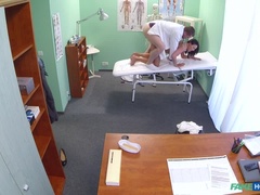 Amatör, Avsugning, Doktor, Doggystyle, Fingering, Handjobb, Kontor, Fitta