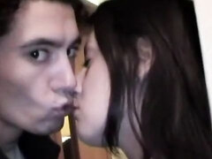 Grosse bite, Sucer une bite, Brunette brune, En levrette, Petite femme, Rasée, Adolescente, Nénés