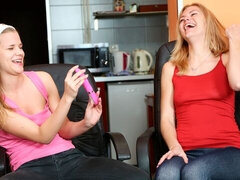 Blonde, Lesbienne, Léchez, Lingerie, Mère que j'aimerais baiser, Cheveux courts, Nénés, Jouets