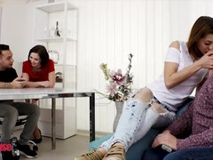 Brunette, Langt ned i halsen, Hundestilling, Hd, Slikning, Mor jeg gerne vil kneppe, Naturlige bryster, Fisse