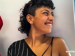 Lexi und Leo treiben es miteinander auf der Zugtoilette - Public lesbian sex