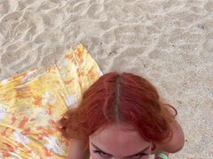 Enthousiasteling, Strand, Pijpbeurt, Stel, Sperma in mond, Handbeurt, Openbaar, Roodharige vrouw