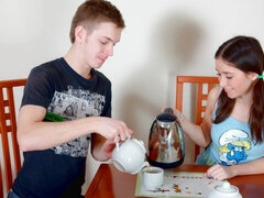 Iso perse, Iso kulli, Isot tissit, Suihinotto, Ruskeahiuksinen, Takaapäin, Laiha, Teini