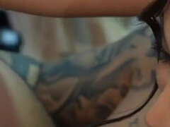 Stor stjärt, Stora tuttar, Avsugning, Sperma shot, Latina, Grov, Tatuering, Uniform