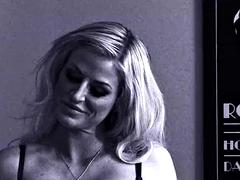 Nana, Blonde, Lingerie, Masturbation, Mère que j'aimerais baiser, Chevaucher, Plan cul à trois, Nénés