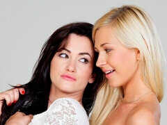 금발의, 흑갈색 머리, 핑거링, 키스, 레즈비언, 랑제리, 청소년, 젖가슴