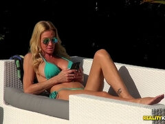 Bikini, Blondína, Kuřba, Na tvár, Masturbácia, Realita, Vychudnutá, Zrezanie