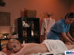 Babe gets mouth to pussy massage special