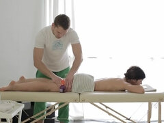 Μεγάλα βυζιά, Μελαχροινή, Φιλί, Μασάζ, Λάδι, Τατουάζ