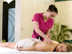 18 let, Velký zadek, Velké kozy, Líbání, Spodní prádlo, Masturbace, Vyhublá, Kozičky