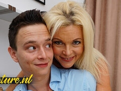 Blond, Sperma in mond, Hondjeshouding, Sperma in gezicht, Rijpe lesbienne, Geschoren, Stiefmoeder, Tieten likken