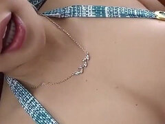 Asiatisk, Vacker, Bikini, Avsugning, Sperma i munnen, Naturliga tuttar, Orgasm, Liten och nätt