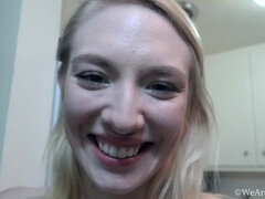 Blonde, Poilue, Jarretelles