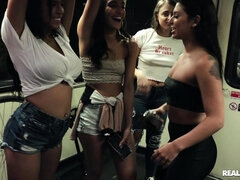 Amatör, Badrum, Stora tuttar, Jeans, Lesbisk, Utomhus, Trekant, Vibrator