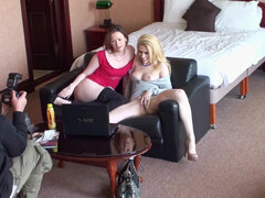 Hinter den kulissen, Blondine, Blasen, Frau, Masturbation, Milf, Muschi, Flotter dreier