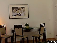 Sucer une bite, Brunette brune, Femme couguar, Gorge profonde, Masturbation, Mère que j'aimerais baiser, Maman, Réalité