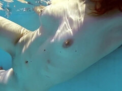18 jahre, Arsch, Grosser arsch, Grosse titten, Braunhaarige, Frau, Zierlich, Pool