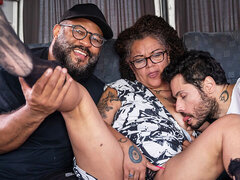 In den arsch, Blasen, Bus, Auto, Geile alte tussi, Fingern, Brille, Flotter dreier