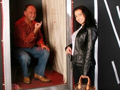 Velký zadek, Brunetka, Na pejska, Honění, Líbání, Přírodní prsa, Teenka, Kozičky