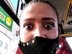 Blondýna, Na veřejnosti