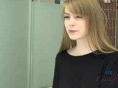 Blondine, Dukke, Kjole, Give finger, Kæreste, Onani, Pov, Fisse