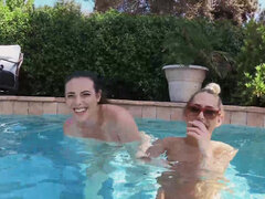 Babe, Bikini, Blond, Brunette, Klitt, Lesbisk, Utendørs, Basseng