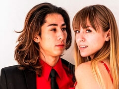 Chambre à dormir, Gros cul, Grosse bite, Gros seins, Sucer une bite, En levrette, Maigrichonne, Adolescente