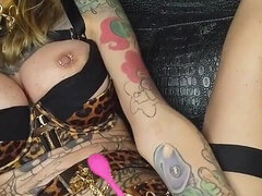 Store bryster, Blondine, Europærer, Mor jeg gerne vil kneppe, Lille kvinde, Piercing, Mager, Tatovering