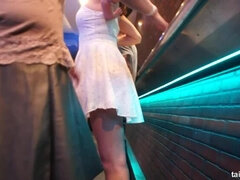 Sucer une bite, Club, Branlette thaïlandaise, Hard, Embrassement, Lesbienne, Chatte, Suçant