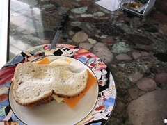 Isot tissit, Blondi, Rintava, Ulkona, Pornotähti, Näkökulma pov, Tatuointi, Tissit