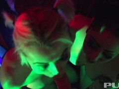 Grosse titten, Blondine, Braunhaarige, Spermaladung, Hardcore, Piercing, Pov, Tätowierung