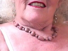 Amatør, Blondine, Briller, Behåret, Lingerie, Ældre kvinde, Naturlige bryster, Pov