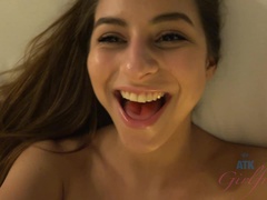Salle de bains, Brunette brune, Éjaculation interne, Grossier, Branlette thaïlandaise, Pov, Chatte, Rasée