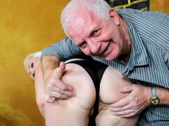 Stor røv, Stor pik, Blondine, Pik sutte, Naturlige bryster, Mager, Teenager, Bryster