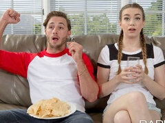 Hatalmas hátsó, Monumentális dákó, Cumizás, Gesztenyebarna, Kutya póz, Pigtailek, Vékony, Tini