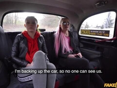 デカ尻, フェラチオ, 車, 女 人男 人, 手コキする, アウトドア, ティーン, 三人