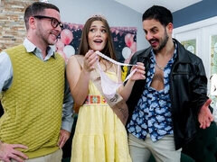 18 éves, Fürdőszoba, Monumentális dákó, Cumizás, Kutya póz, Természetes mellek, Vékony, Begyek