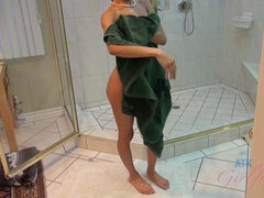 Amateur, Salle de bains, Noire, Doigter, Masturbation, Maigrichonne, Espagnole, Nénés